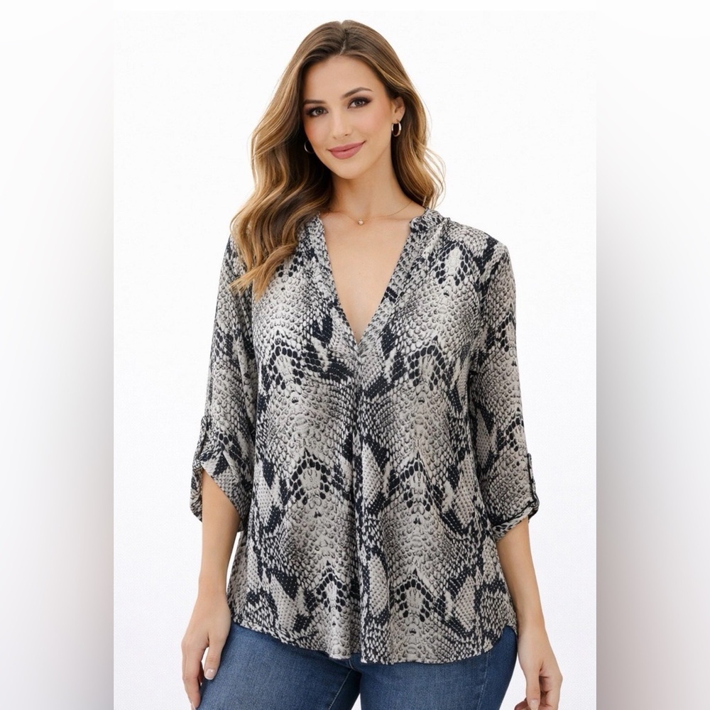 Phanuel Womens M Black White Snake Print V-Neck 3/4 Sleeve Blouse Top